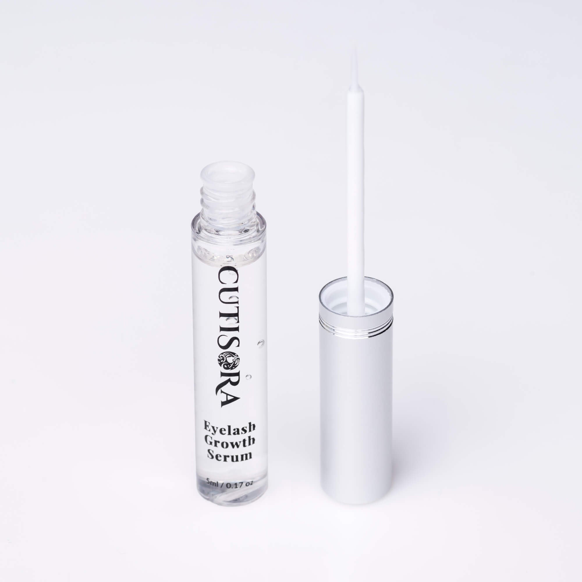 Отворен серум за мигли Cutisora с четка за лесно нанасяне, 5 ml опаковка, подходящ за стимулиране растежа и сгъстяването на миглите.